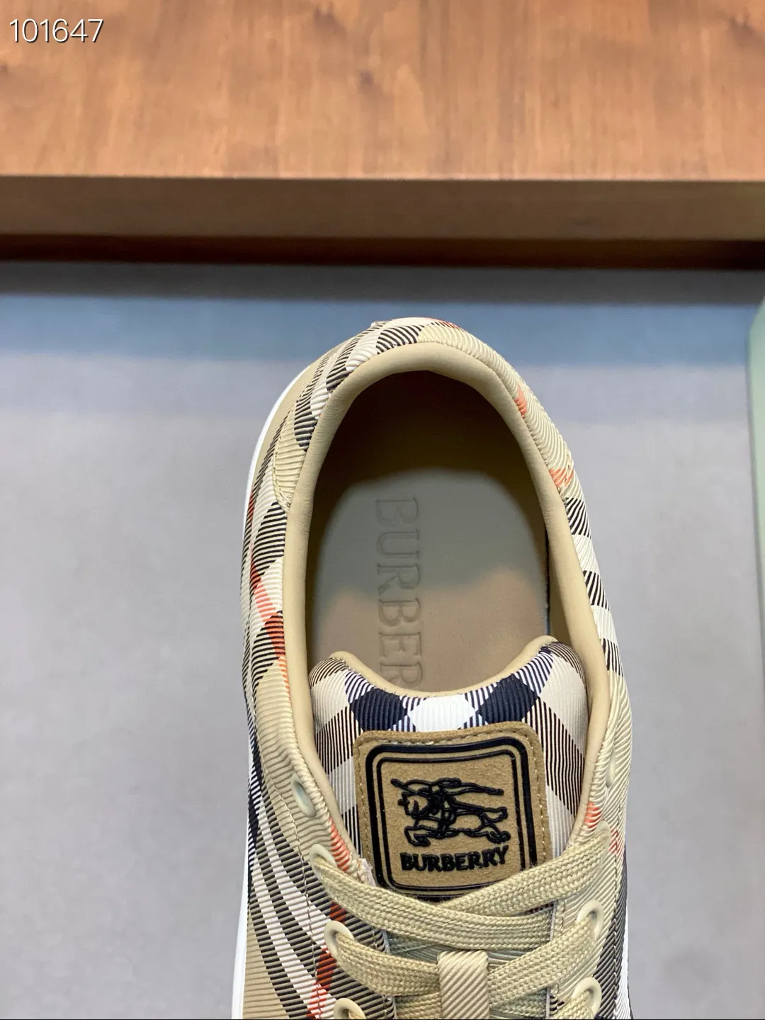 Men's Men's Shoes💰400【New Style】🐑🐑𝐁𝐔𝐑𝐁𝐄𝐑𝐑𝐘# Burberry's new war horse plaid casual sneakers, new terrace casual sneakers·Burberry's classic elements, super comfortable shoes··Knight blue anti-slip soles Finally I saw the latest diagonal plaid sneakers, the color is really nice and can be worn with any kind of sneakers. The sneakers are made of cotton blended fabric. Crafted in an Italian workshop, it features a worsted Burberry check pattern. Featuring a mesh lining and checkered laces, the rubber sole features the archive Burberry monogram. From Burberry's iconic collection, these wardrobe staples are interpreted with the brand's signature style. The round toe and tongue are embellished with the Equestrian Knight logo (EKD) label, leather insole, and the sole is embellished with the Burberry letter logo size: 38-44 (customized for 45 and 46)